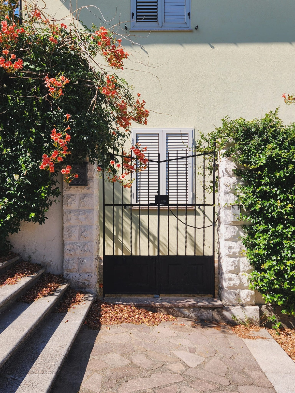 yellow-house-gate.jpeg__PID:48dceb74-26e8-4b7e-b779-2a30849346f2